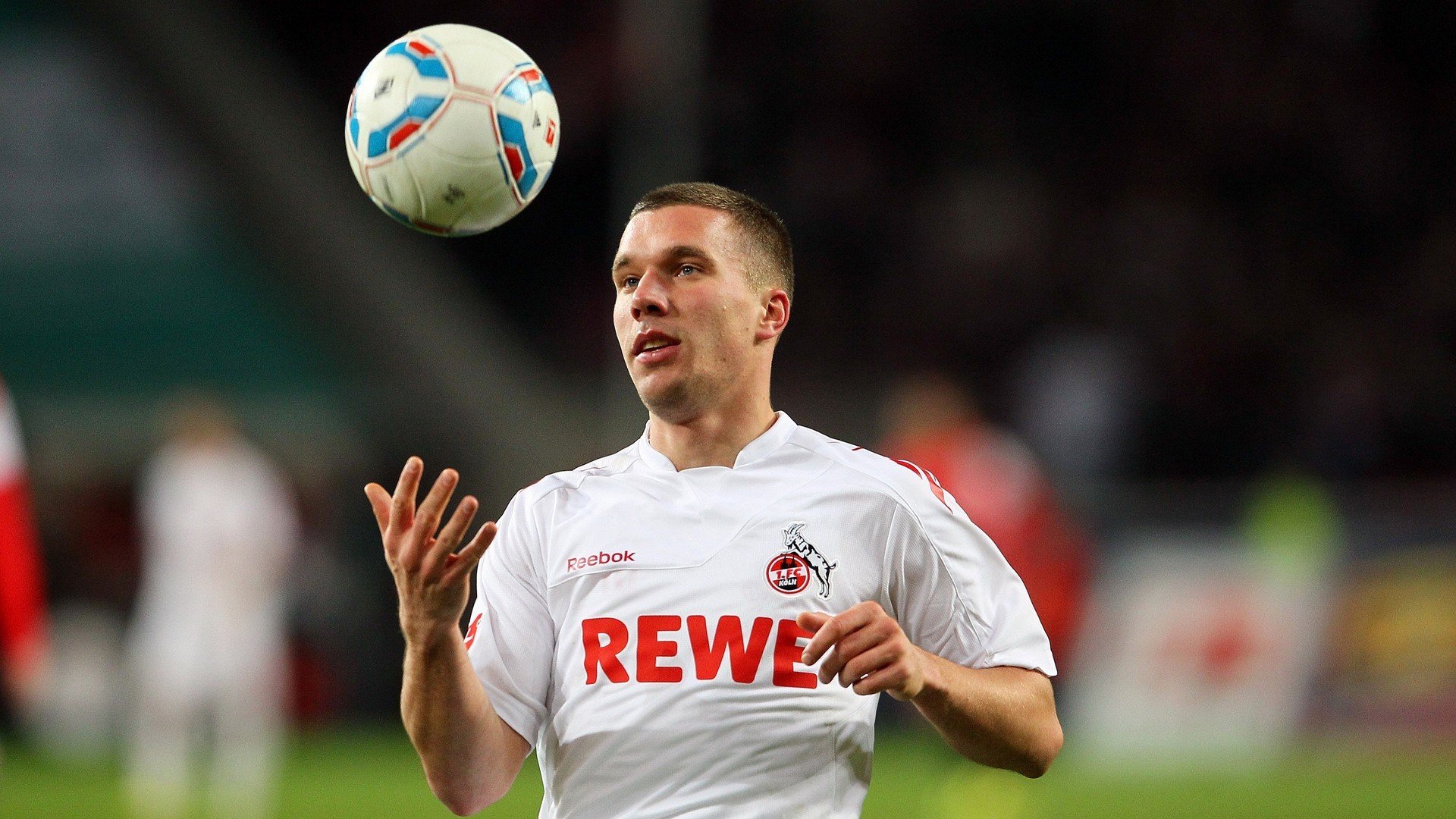 中国速度滑冰队再创佳绩 小将张磊打破全国纪录